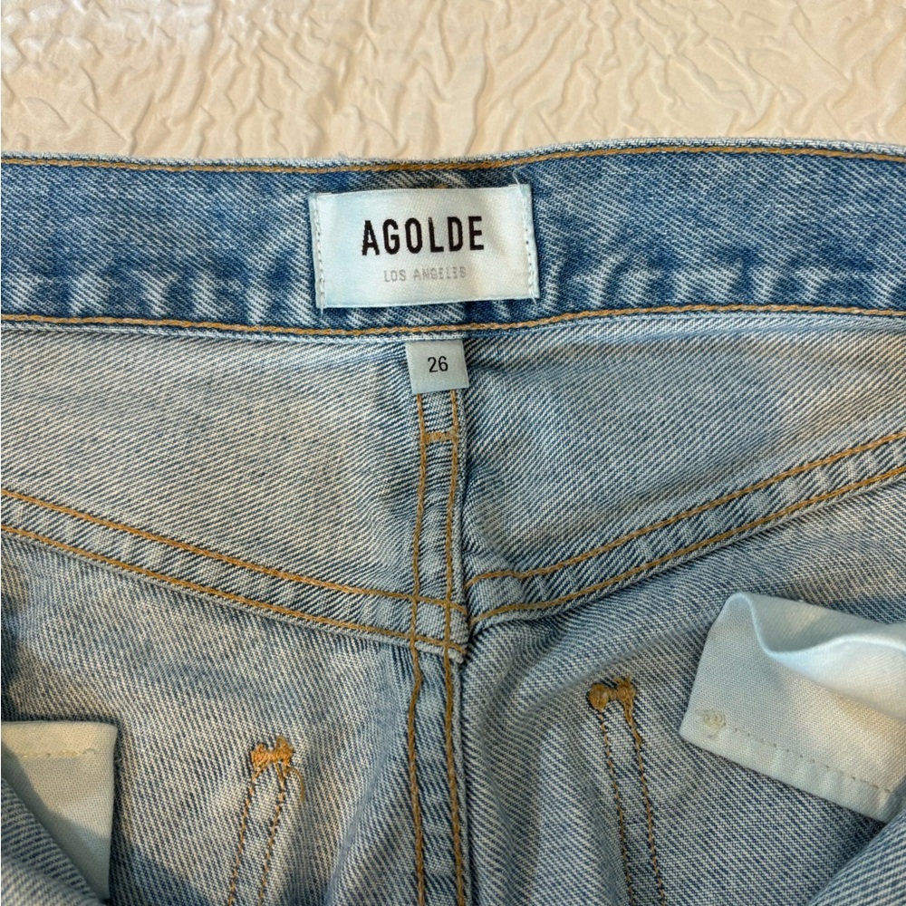Mid rise - classic blue distressed denim